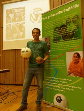 Educación para la Ciudadanía ayuda al desarrollo EDUCACIÓN PARA UNA CIUDADANÍA GLOBAL – GLOBALES LERNEN Educación para el Desarrollo Sostenible integridad del medio ambiente justicia social empatía cambio de perspectiva desarrollo del pensamiento crítico metodología interactiva solidaridad activa Globales Lernen Aprender Global