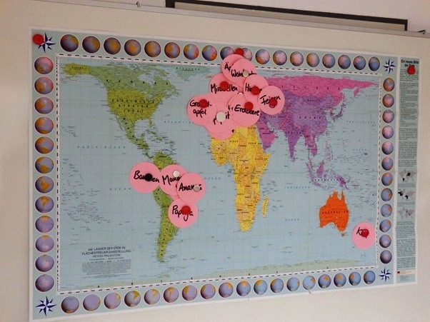 Educación para la Ciudadanía ayuda al desarrollo EDUCACIÓN PARA UNA CIUDADANÍA GLOBAL – GLOBALES LERNEN Educación para el Desarrollo Sostenible integridad del medio ambiente justicia social empatía cambio de perspectiva desarrollo del pensamiento crítico metodología interactiva solidaridad activa Globales Lernen Aprender Global