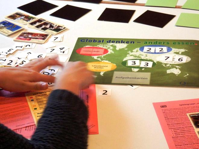 Educación para la Ciudadanía ayuda al desarrollo EDUCACIÓN PARA UNA CIUDADANÍA GLOBAL – GLOBALES LERNEN Educación para el Desarrollo Sostenible integridad del medio ambiente justicia social empatía cambio de perspectiva desarrollo del pensamiento crítico metodología interactiva solidaridad activa Globales Lernen Aprender Global