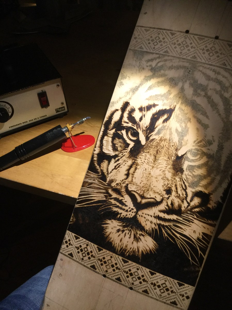 Pirograbado en tablas de skateboard