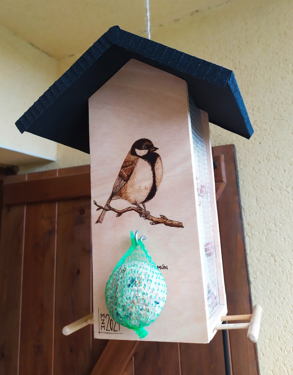 Comedero pirograbado