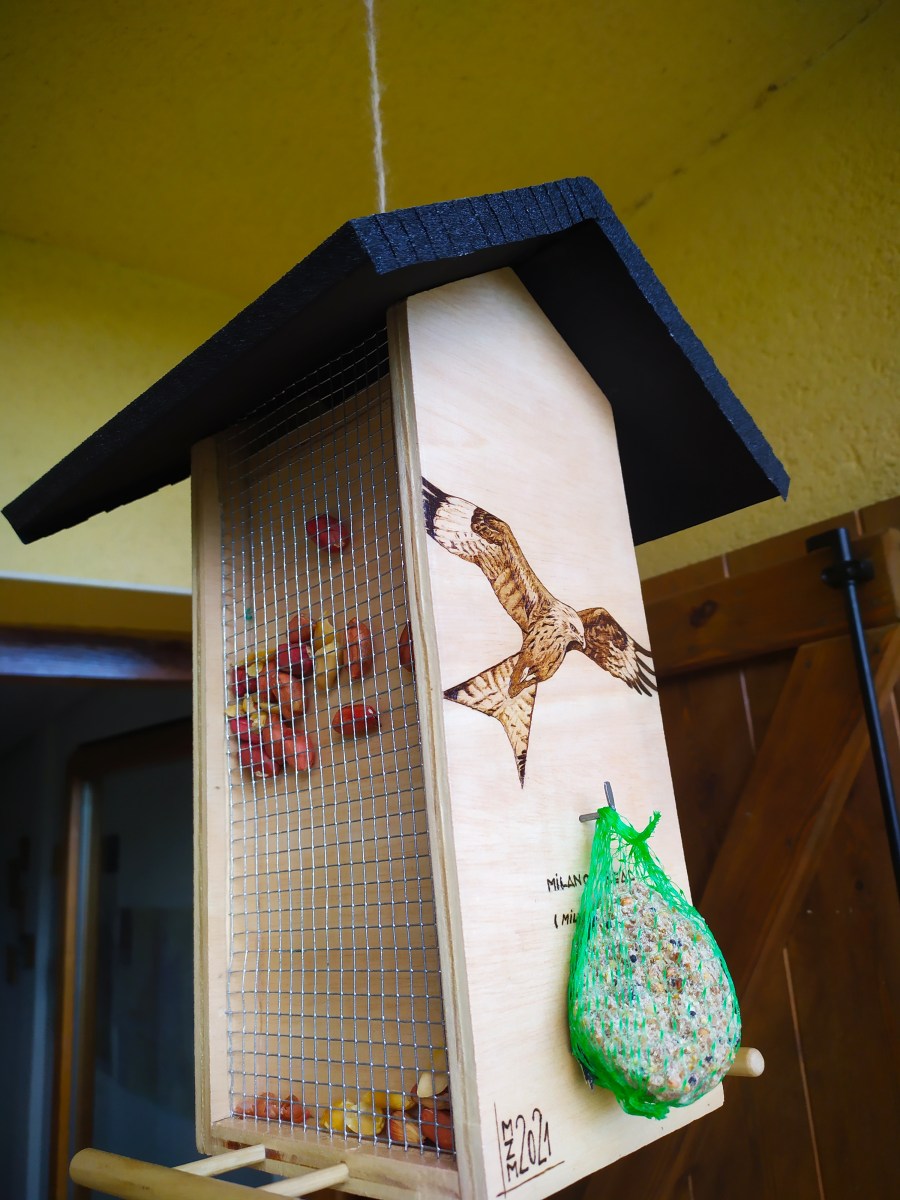 Comedero pirograbado