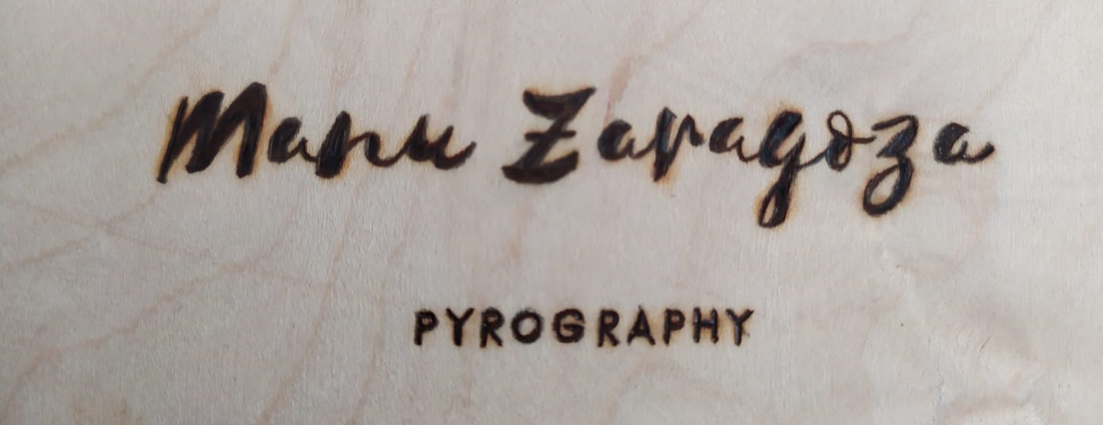 Pirograbado firma Manu Zaragoza detalle