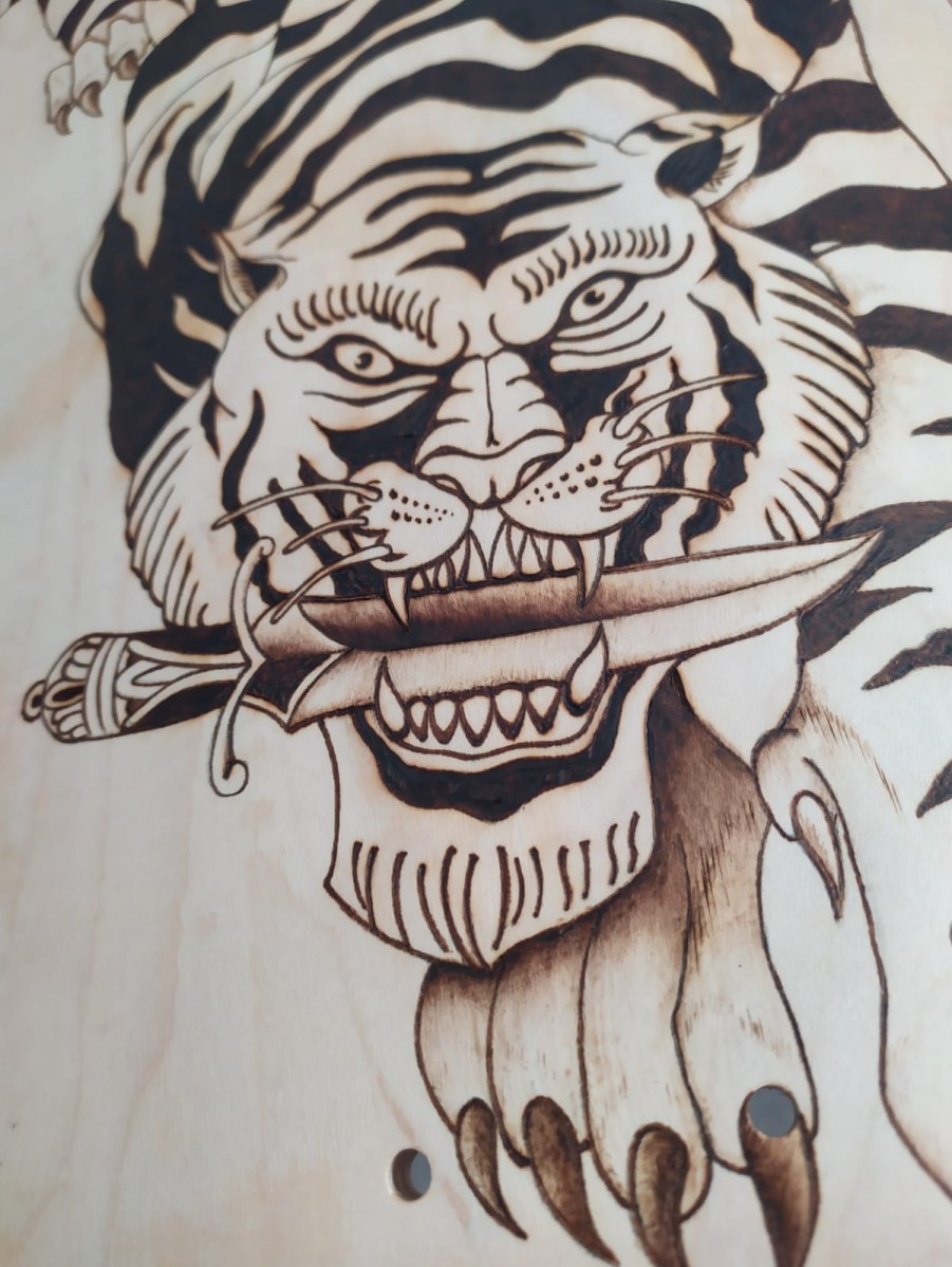 Pirograbado tigre detalle skateboard